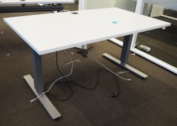 Skrivebord med elektrisk hevsenk i lys grå / grå fra EFG, 140x80cm, pent brukt
