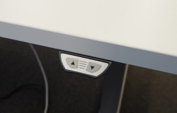 Skrivebord med elektrisk hevsenk i lys grå / grå fra EFG, 140x80cm, pent brukt