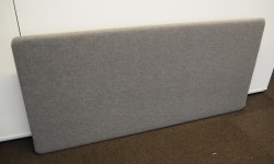 Bordskillevegg i grått stoff fra Götessons, bredde 140cm, pent brukt