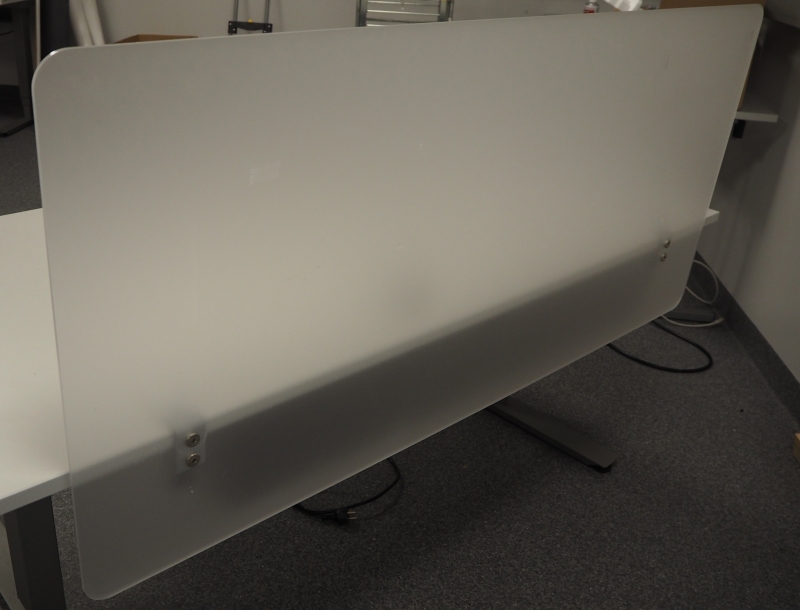 Bordskillevegg i frostet plexi /