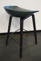 Barkrakk / barstol Hay About a stool i mørk grønn / sort eik, sittehøyde 64cm (lav modell), pent brukt