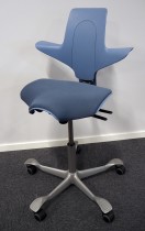 Ergonomisk kontorstol fra Håg: Capisco Puls i blått / grått, 69cm maxhøyde, pent brukt