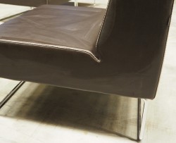 Modulsofasystem fra Pedrali, modell Host Lounge, i brun skinnimitasjon / krom ben, 75x75cm, rett modul, pent brukt