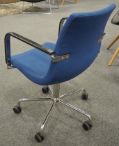 Konferansestol / møteromsstol i blått stoff fra Miljöexpo, modell Colt på hjul, armlene, pent brukt