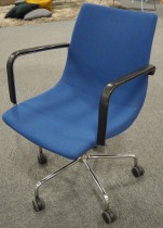 Konferansestol / møteromsstol i blått stoff fra Miljöexpo, modell Colt på hjul, armlene, pent brukt