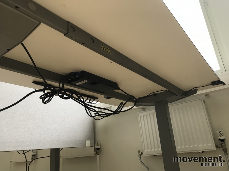 Solgt!Skrivebord med elektrisk hevsenk i - 2 / 4