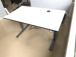 Skrivebord med elektrisk hevsenk i hvitt med sort forkant / grått fra EFG, 140x80cm, pent brukt