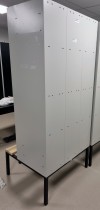 Garderobeskap med benk fra AJ Produkter i grålakkert stål / sorte dører, 3 rom / 1 høyde, 90cm b, 212cm h m/benk, pent brukt