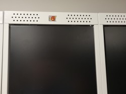 Garderobeskap med benk fra AJ Produkter i grålakkert stål / sorte dører, 3 rom / 1 høyde, 90cm b, 212cm h m/benk, pent brukt
