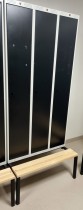 Garderobeskap med benk fra AJ Produkter i grålakkert stål / sorte dører, 3 rom / 1 høyde, 90cm b, 212cm h m/benk, pent brukt