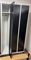 Garderobeskap med benk fra AJ Produkter i grålakkert stål / sorte dører, 3 rom / 1 høyde, 90cm b, 212cm h m/benk, pent brukt