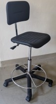 Høy arbeidsstol fra Savo (sittehøyde 53-73cm) med fothviler i krom, sort plastsete / rygg, pent brukt
