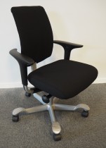Håg H05 5300 kontorstol med swingbackarmlener og grått fotkryss nytrukket i sort