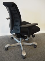 Håg H05 5300 kontorstol med swingbackarmlener og grått fotkryss nytrukket i sort