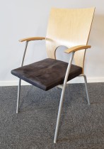 Konferansestol / møteromsstol fra Kinnarps, modell Yin i grå mikrofiber / bjerk, pent brukt