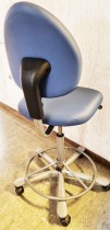 Høy H04 arbeidsstol fra Håg (sittehøyde 60-86cm) med fothviler i krom, blått trekk, pent brukt