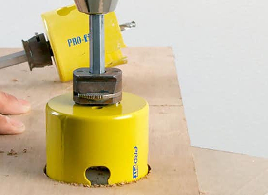 Utskjæring av hull til kabellokk