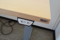 Skrivebord med elektrisk hevsenk i bjerk / grått understell fra Kinnarps, P-serie, 180x80cm med mavebue, pent brukt