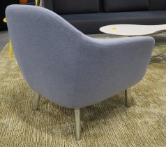 Loungestol / lenestol i lyst blått stoff / aluminium fra Normann Copenhagen, modell Sum lounge chair, pent brukt