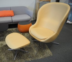 Loungestol / lenestol med krakk i naturfarget skinn / polert aluminium fra Normann Copenhagen, modell Hyg lounge chair swivel med vipp, pent brukt