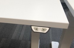 Skrivebord med elektrisk hevsenk i hvitt fra Kinnarps, P-serie, 140x80cm, pent brukt