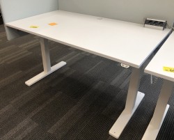 Skrivebord med elektrisk hevsenk i hvitt fra Kinnarps, P-serie, 140x80cm, pent brukt