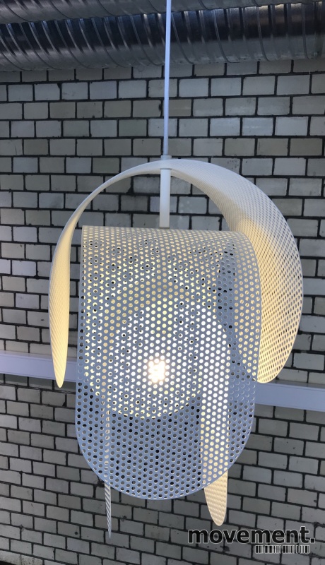 Solgt!Taklampe i hvitlakkert perforert - 2 / 4