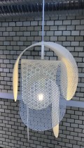 Taklampe i hvitlakkert perforert metall fra Normann Copenhagen, modell Superpose, Ø=30cm, pent brukt
