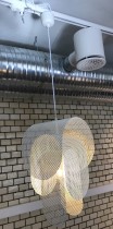 Taklampe i hvitlakkert perforert metall fra Normann Copenhagen, modell Superpose, Ø=30cm, pent brukt