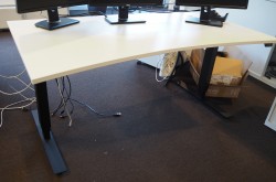 Skrivebord med elektrisk hevsenk i hvitt / sort fra EFG, 160x90cm med magebue, pent brukt