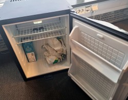 Minikjøleskap fra Temptech i sort, modell RMB-40B, 43,5cm bredde, 56,5cm høyde, pent brukt