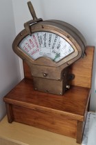Maskintelegraf fra båt, maritim antikvitet, på sokkel i tre, 80cm total høyde, pent brukt