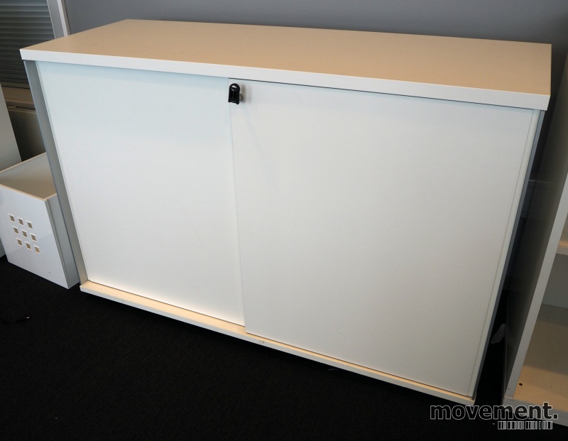 Solgt!Lavt skap / skjenk med skyvedører i - 1 / 2