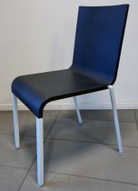 Vitra .03 Chair av Maarten Van Severen, blåsort sete, grålakkerte ben, pent brukt