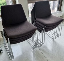 Polstret stol fra B&B Italia i brunt stoff, krom understell, modell Kosmos, design: Jeffrey Bernett, pent brukt