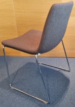 Polstret stol fra B&B Italia i brunt stoff, krom understell, modell Kosmos, design: Jeffrey Bernett, pent brukt
