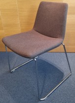 Polstret stol fra B&B Italia i brunt stoff, krom understell, modell Kosmos, design: Jeffrey Bernett, pent brukt