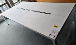 Lekkert møtebord fra Unifor i frostet hvitt glass / krom, 300x150cm, passer 10-12 personer, pent brukt