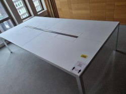 Lekkert møtebord fra Unifor i frostet hvitt glass / krom, 300x150cm, passer 10-12 personer, pent brukt
