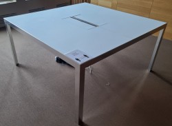 Lekkert møtebord fra Unifor i frostet hvitt glass / krom, 150x150cm, passer 4-8 personer, pent brukt