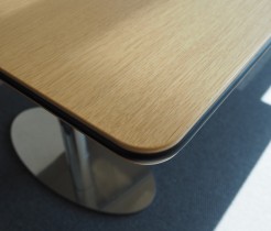 Kompakt møtebord i eik finer med sort forkant / krom fra Horreds, 180x100cm, passer 4-6 personer, pent brukt