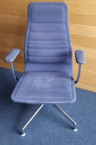 Møteromsstol fra Cappellini, modell Lotus, design: Jasper Morrison, blålilla stoff, høy rygg, lener, pent brukt