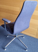 Møteromsstol fra Cappellini, modell Lotus, design: Jasper Morrison, blålilla stoff, høy rygg, lener, pent brukt