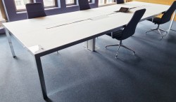 Lekkert møtebord fra Unifor i frostet hvitt glass / krom, 450x150cm, passer 14-16 personer, pent brukt