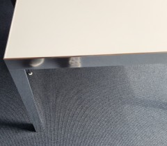 Lekkert møtebord fra Unifor i frostet hvitt glass / krom, 450x150cm, passer 14-16 personer, pent brukt