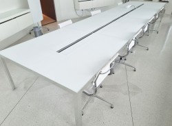 Lekkert møtebord fra Unifor i frostet hvitt glass / krom, 600x150cm, passer 20-22 personer, pent brukt