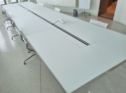 Lekkert møtebord fra Unifor i frostet hvitt glass / krom, 600x150cm, passer 20-22 personer, pent brukt