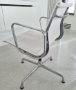 Solgt!Lekker stol fra Vitra: Eames EA104 - 4 / 6