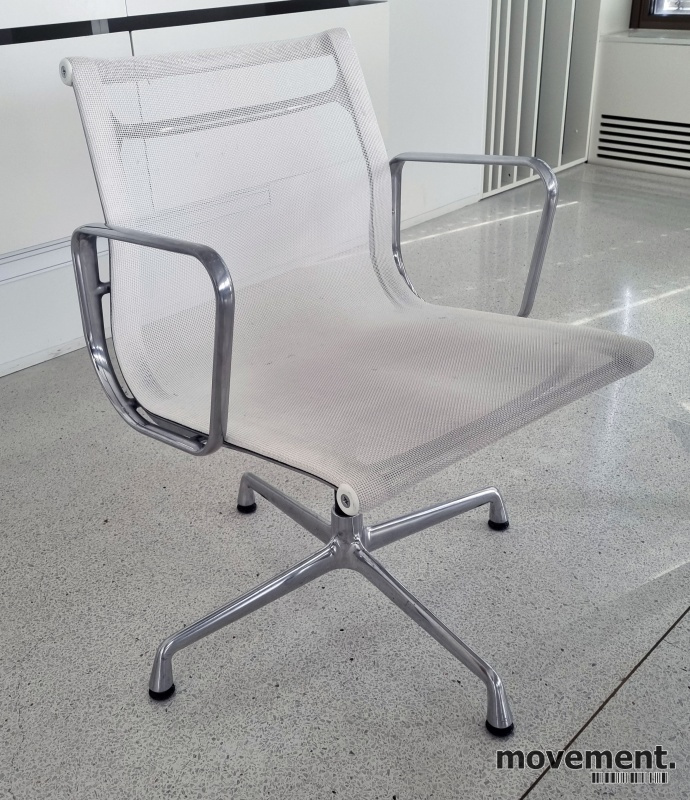 Solgt!Lekker stol fra Vitra: Eames EA104 - 3 / 6