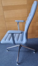 Møteromsstol fra Cappellini, modell Lotus, design: Jasper Morrison, lyseblått skinn, høy rygg, lener, pent brukt